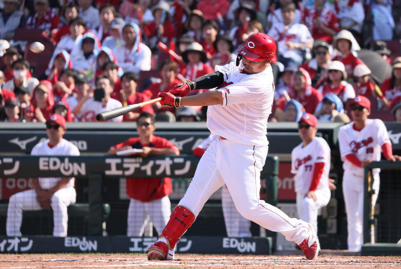 広島対DeNA 7回裏広島2死一、三塁、代打の松山は勝ち越しの右越え3点本塁打を放つ（撮影・加藤孝規）