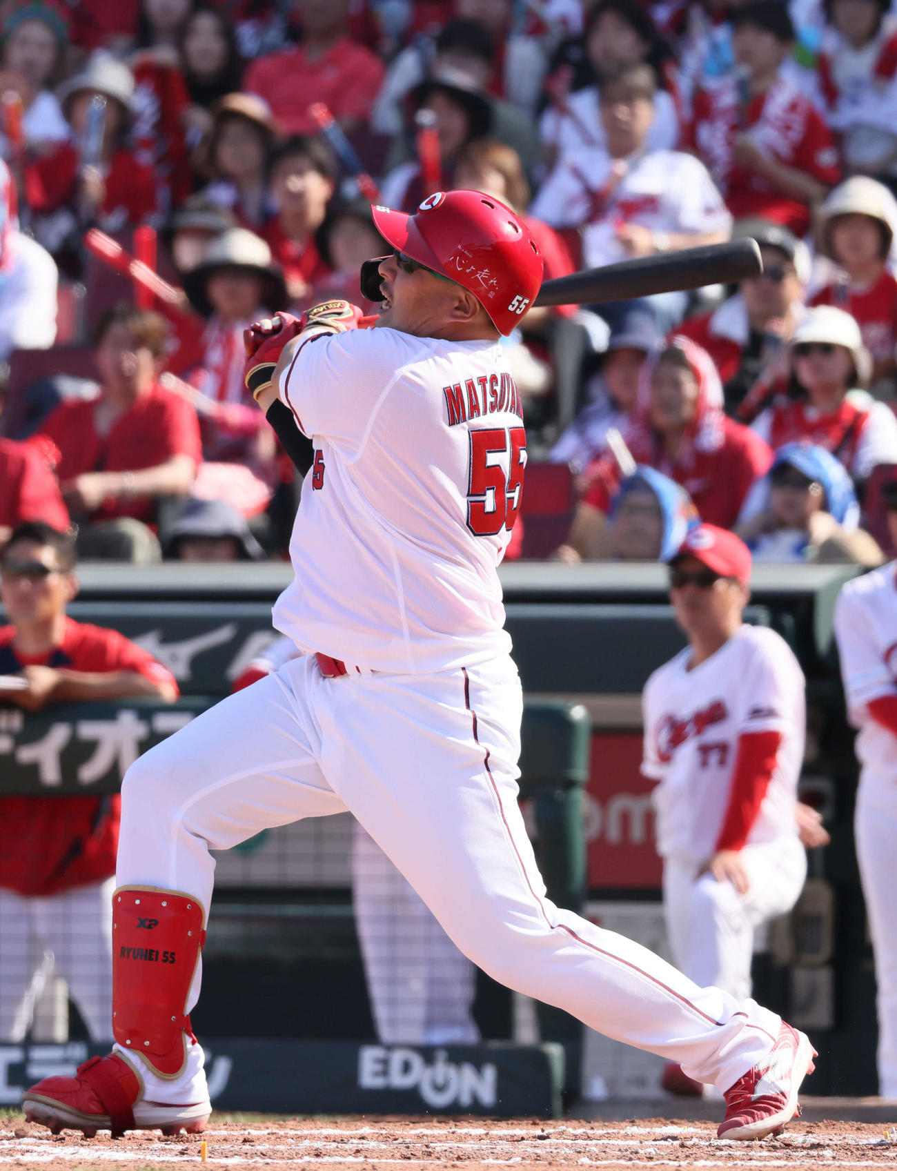広島対DeNA 7回裏広島2死一、三塁、代打の松山は勝ち越しの右越え3点本塁打を放つ（撮影・加藤孝規）