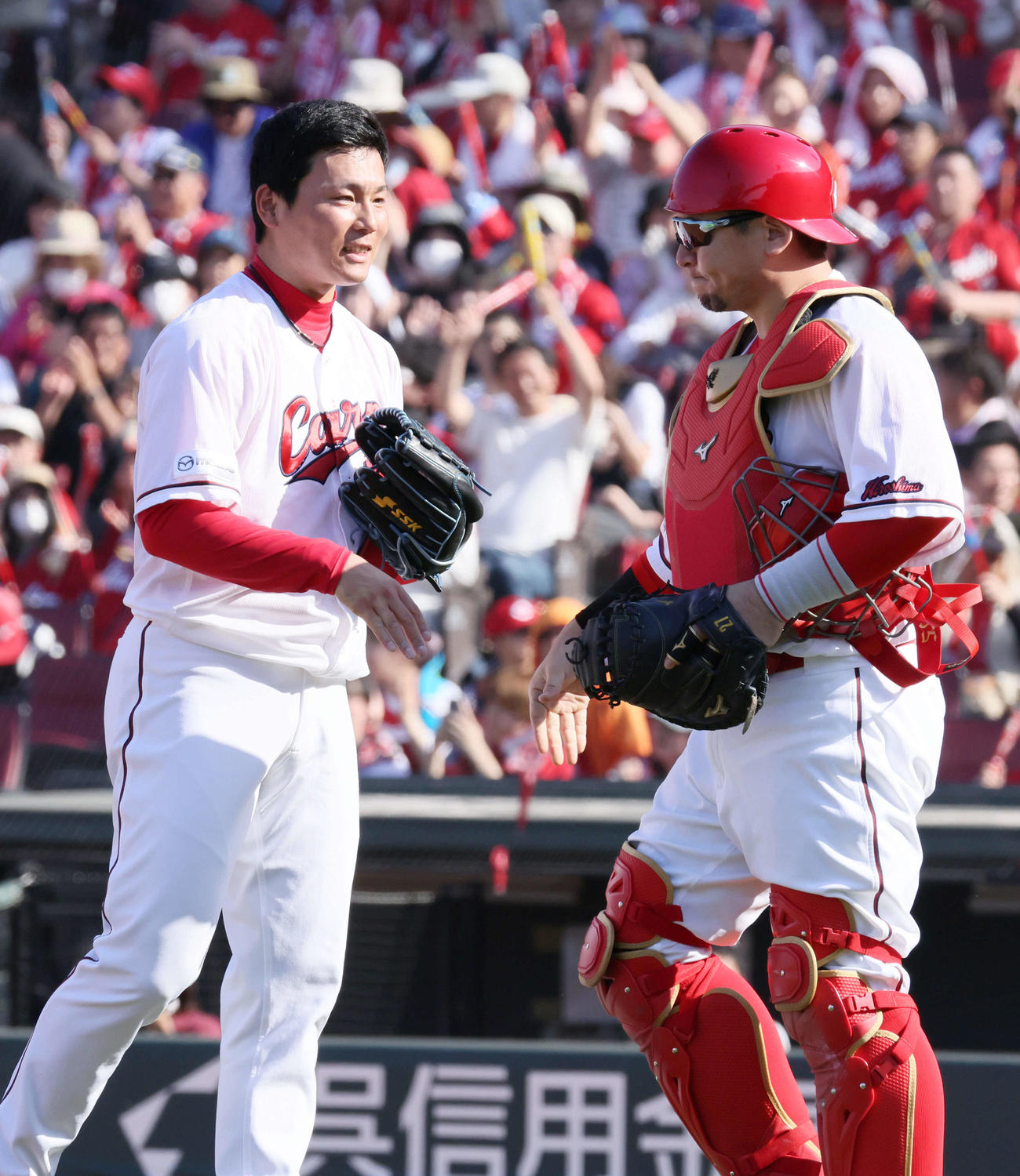 広島対DeNA 9回表DeNA、最後を締めた栗林（左）と会沢（撮影・加藤孝規）