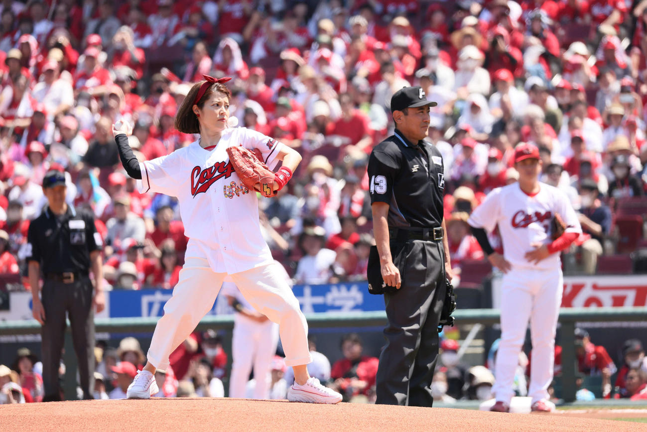 広島対DeNA　始球式で投げる神田愛花（撮影・加藤孝規）