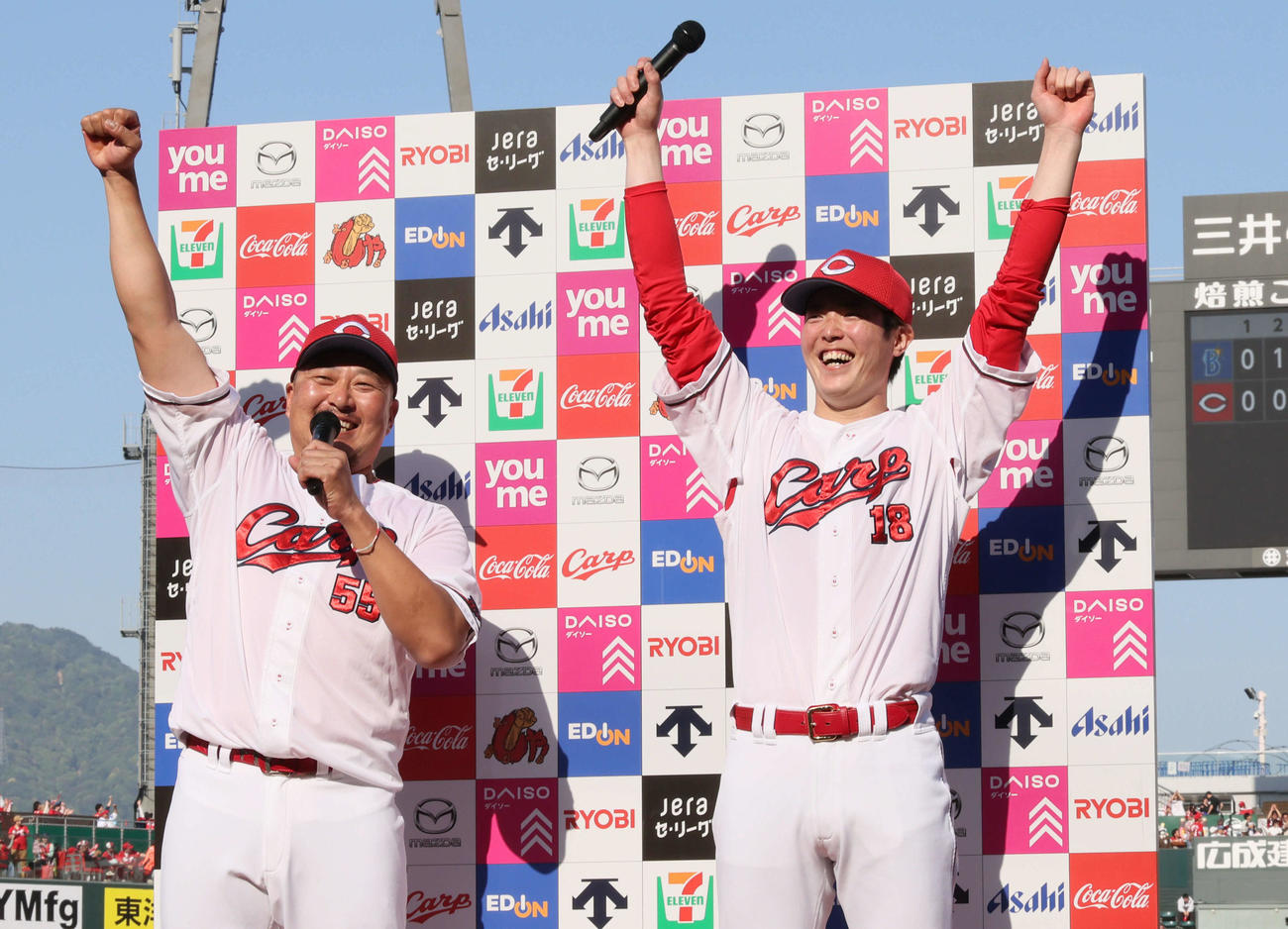 広島対DeNA　お立ち台で盛り上がる松山（左）と森下（撮影・加藤孝規）