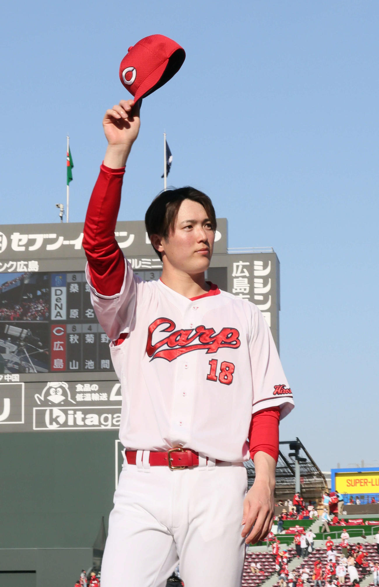 広島対DeNA　ファンの声援に応える森下（撮影・加藤孝規）