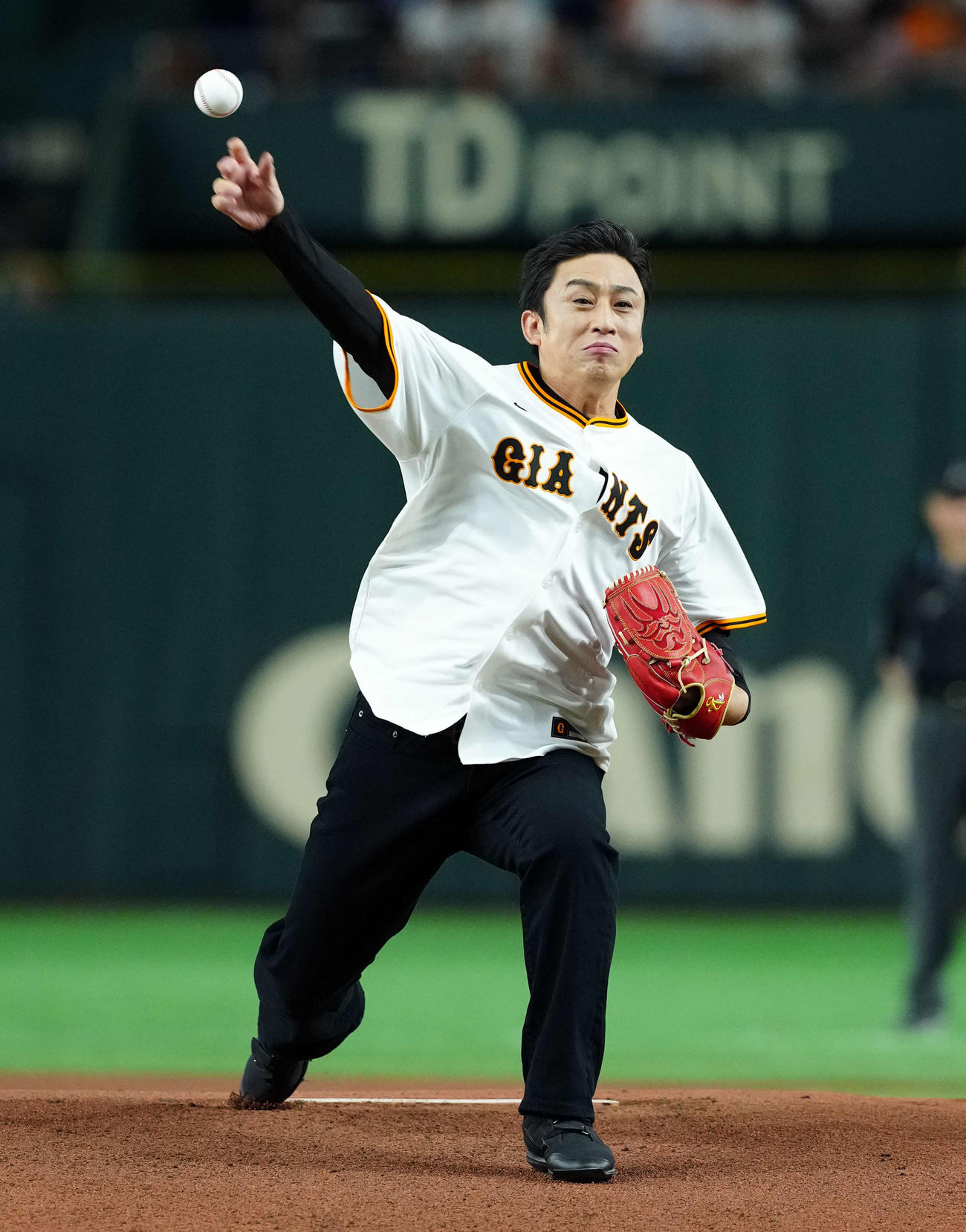 巨人対阪神　始球式を務めた歌舞伎俳優の松本幸四郎（撮影・たえ見朱実）