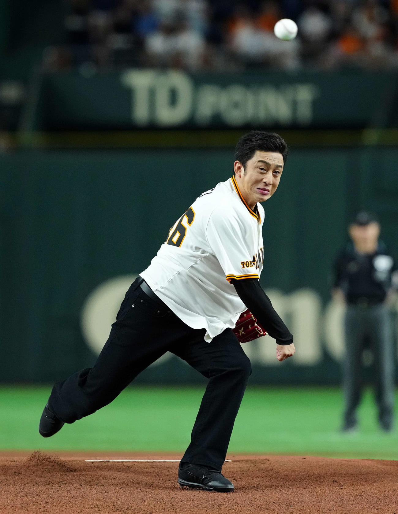 巨人対阪神　早始球式を務めた歌舞伎俳優の松本幸四郎（撮影・たえ見朱実）