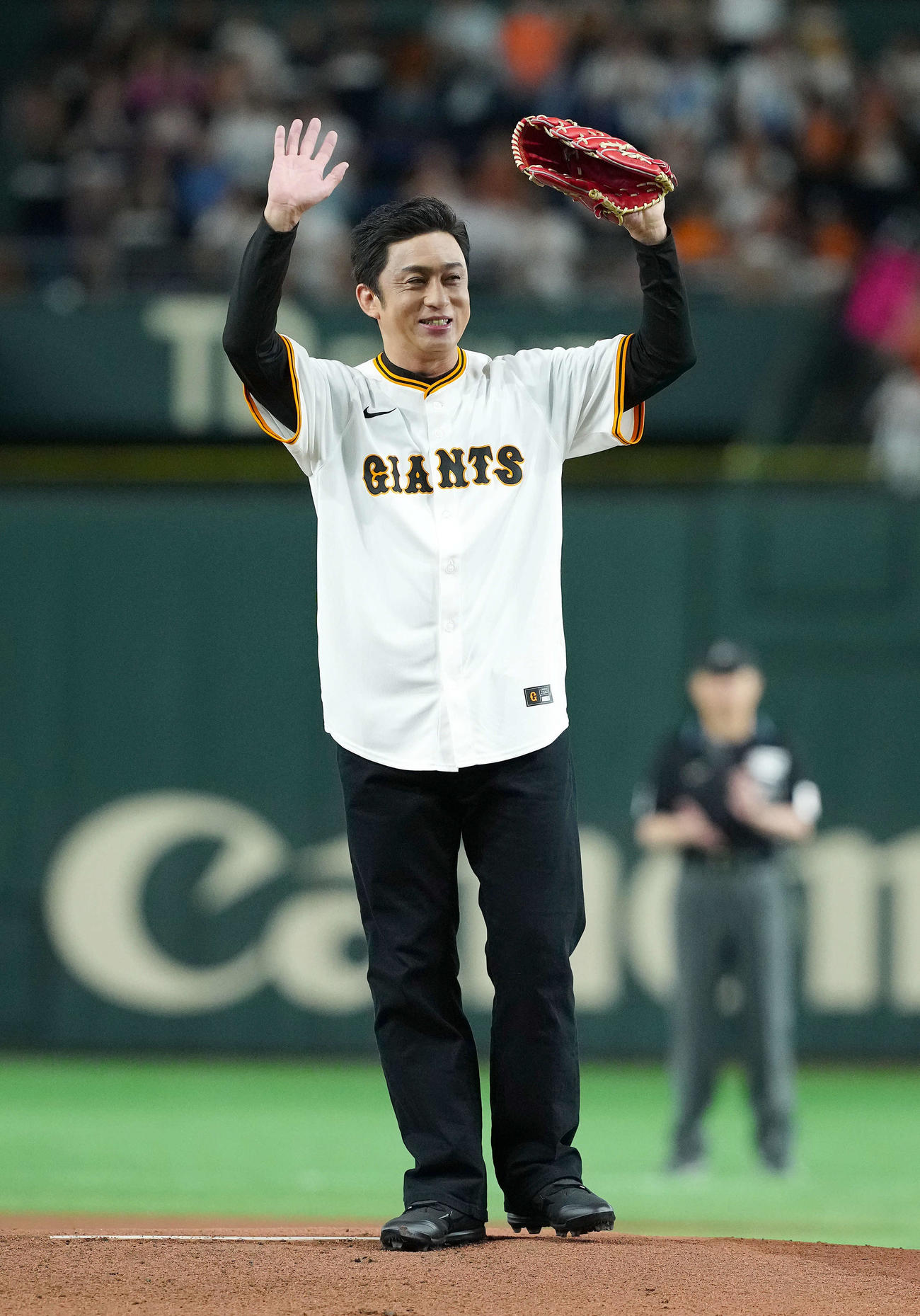 巨人対阪神　早始球式を務めた歌舞伎俳優の松本幸四郎（撮影・たえ見朱実）