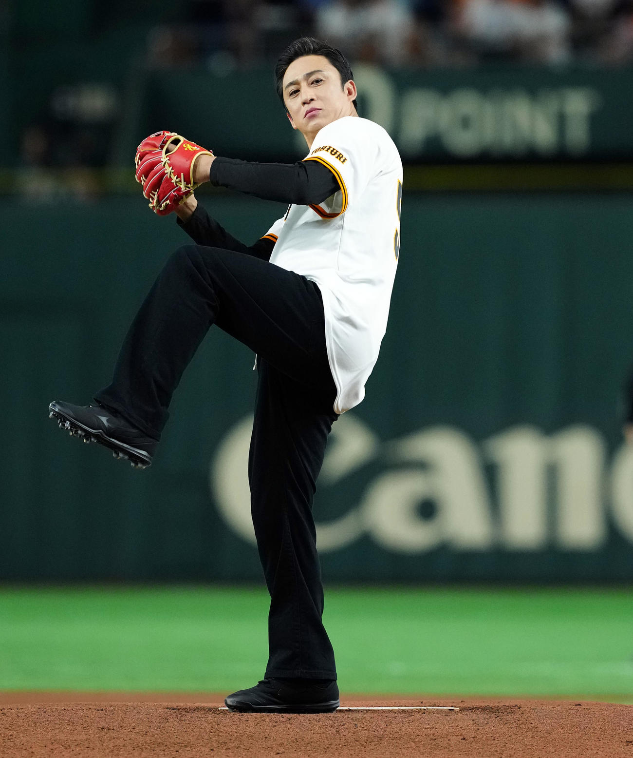 巨人対阪神　早始球式を務めた歌舞伎俳優の松本幸四郎（撮影・たえ見朱実）