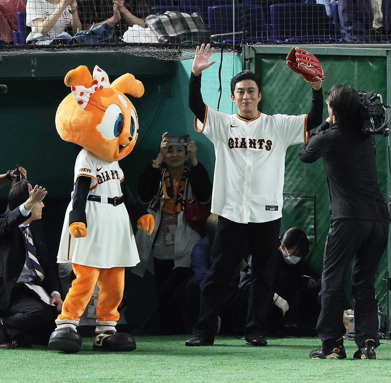 巨人対阪神　始球式を務めた松本幸四郎（撮影・足立雅史）