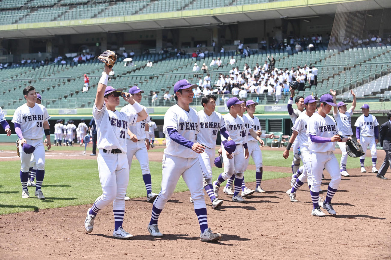 天理大対大産大　試合後、応援席にあいさつをする天理大の選手たち（撮影・滝沢美穂子）
