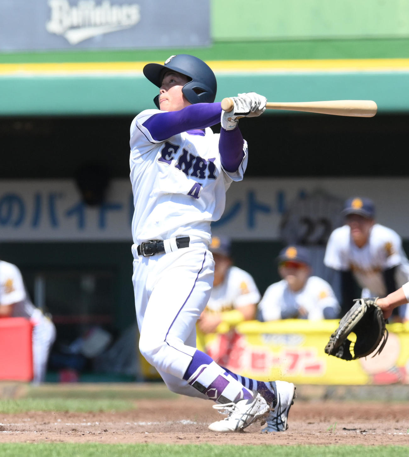 天理大対大産大　5回表天理大1死二、三塁、天野は、左適時二塁打を放つ（撮影・滝沢美穂子）