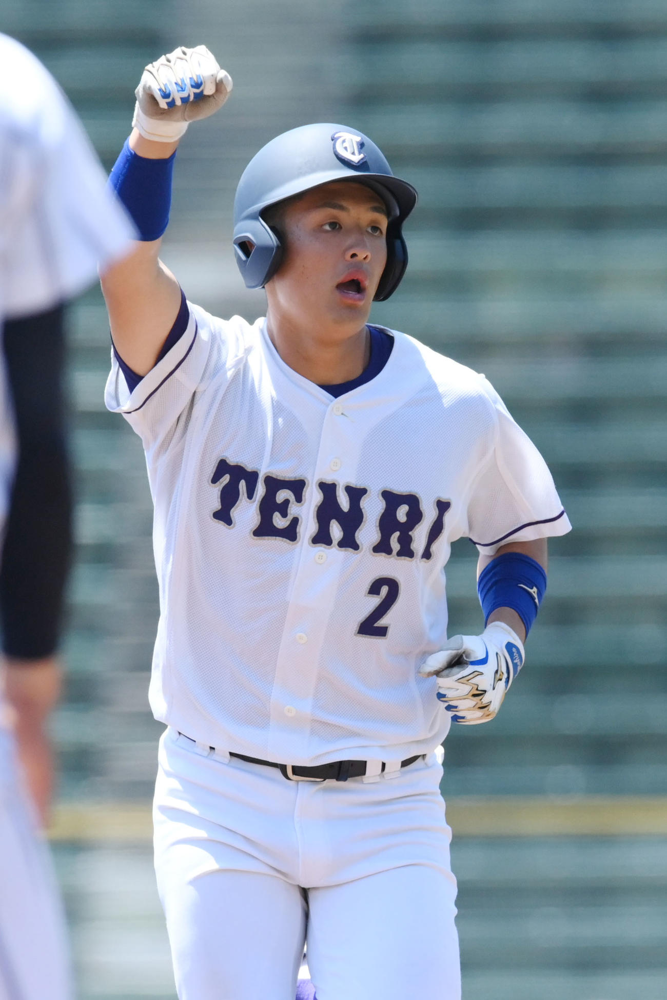 天理大対大産大　8回表天理大2死二塁、右越え2点本塁打を放った石飛は、ガッツポーズ（撮影・滝沢美穂子）