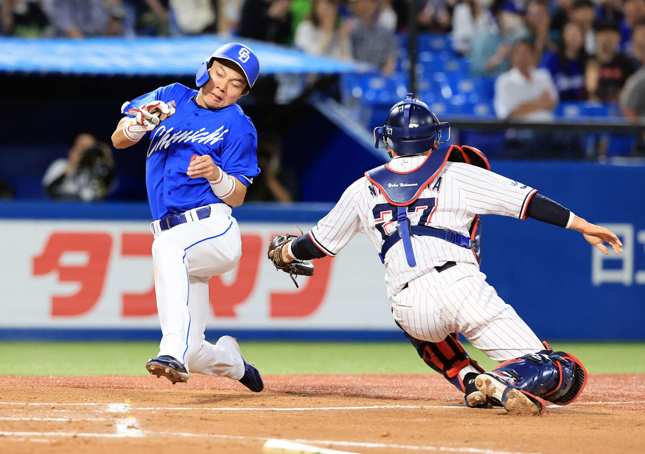 ヤクルト対中日　2回表中日2死二、三塁、村松の2点右適時打で生還する大島（左）（撮影・浅見桂子）