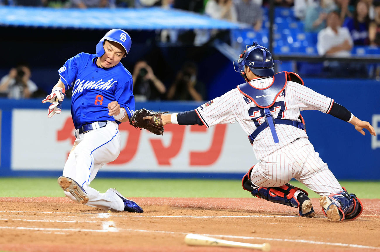 ヤクルト対中日　2回表中日2死二、三塁、村松の2点右適時打で生還する大島（左）（撮影・浅見桂子）