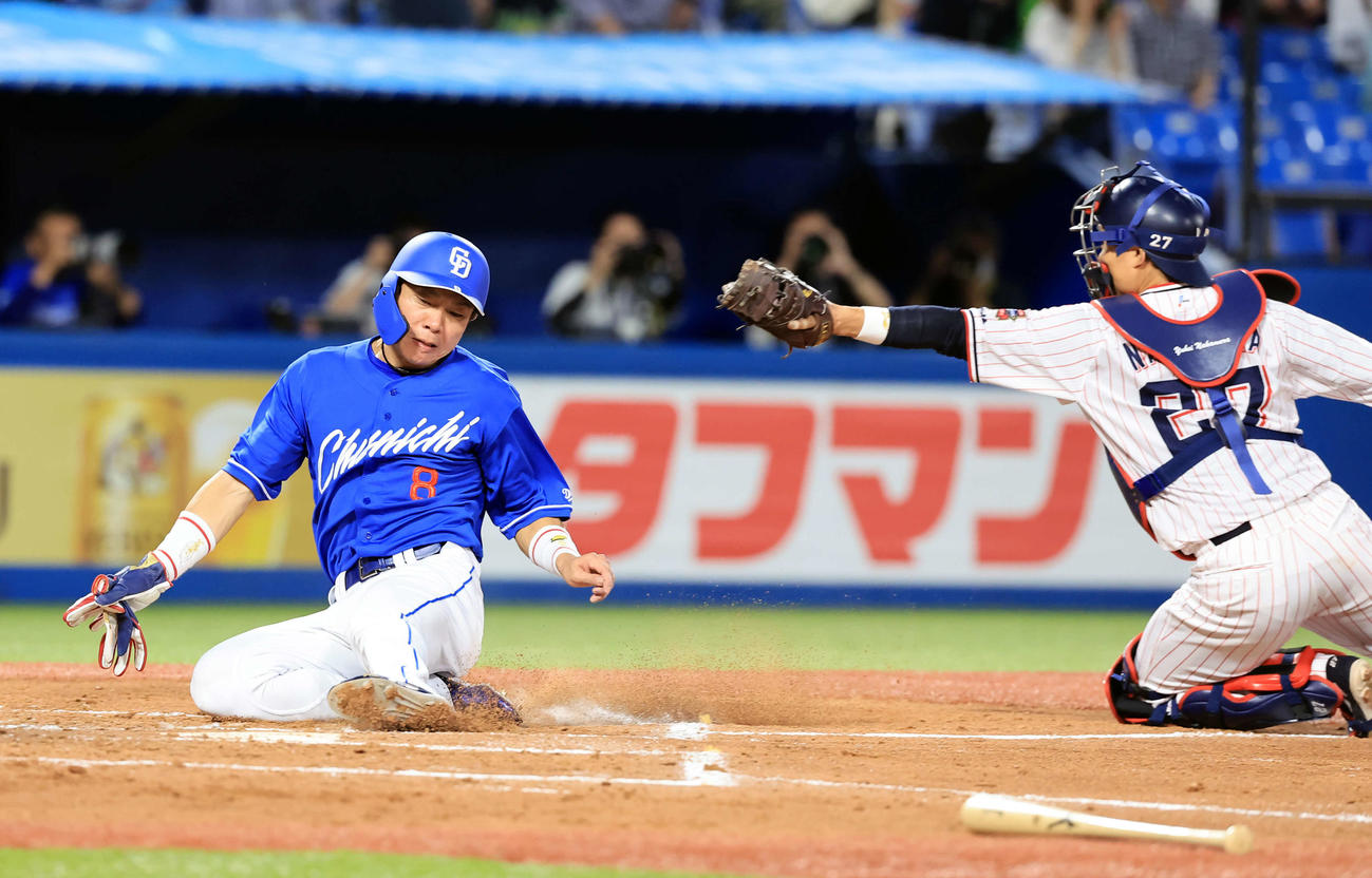 ヤクルト対中日　2回表中日2死二、三塁、村松の2点右適時打で生還する大島（左）（撮影・浅見桂子）