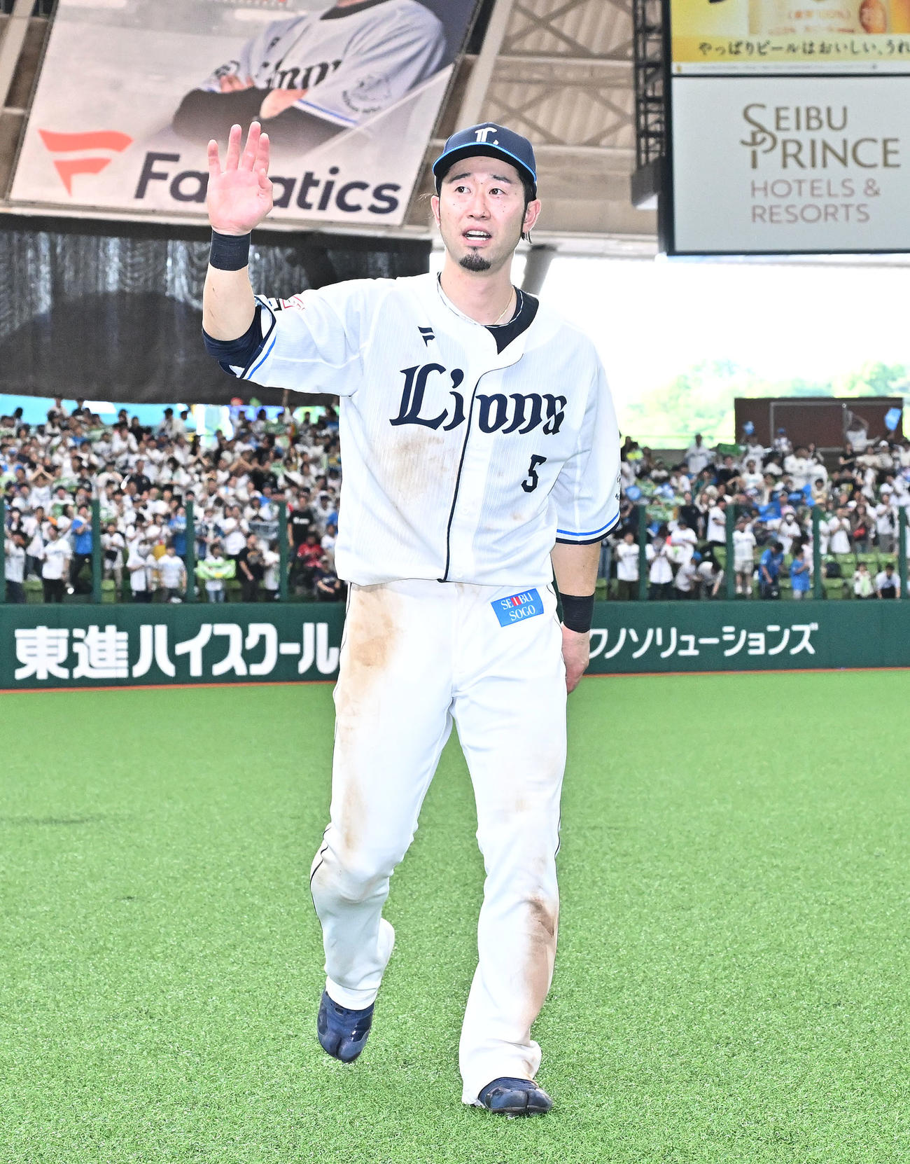 西武対ソフトバンク　ヒーローインタビューを終えファンに手を振る西武外崎（撮影・滝沢徹郎）