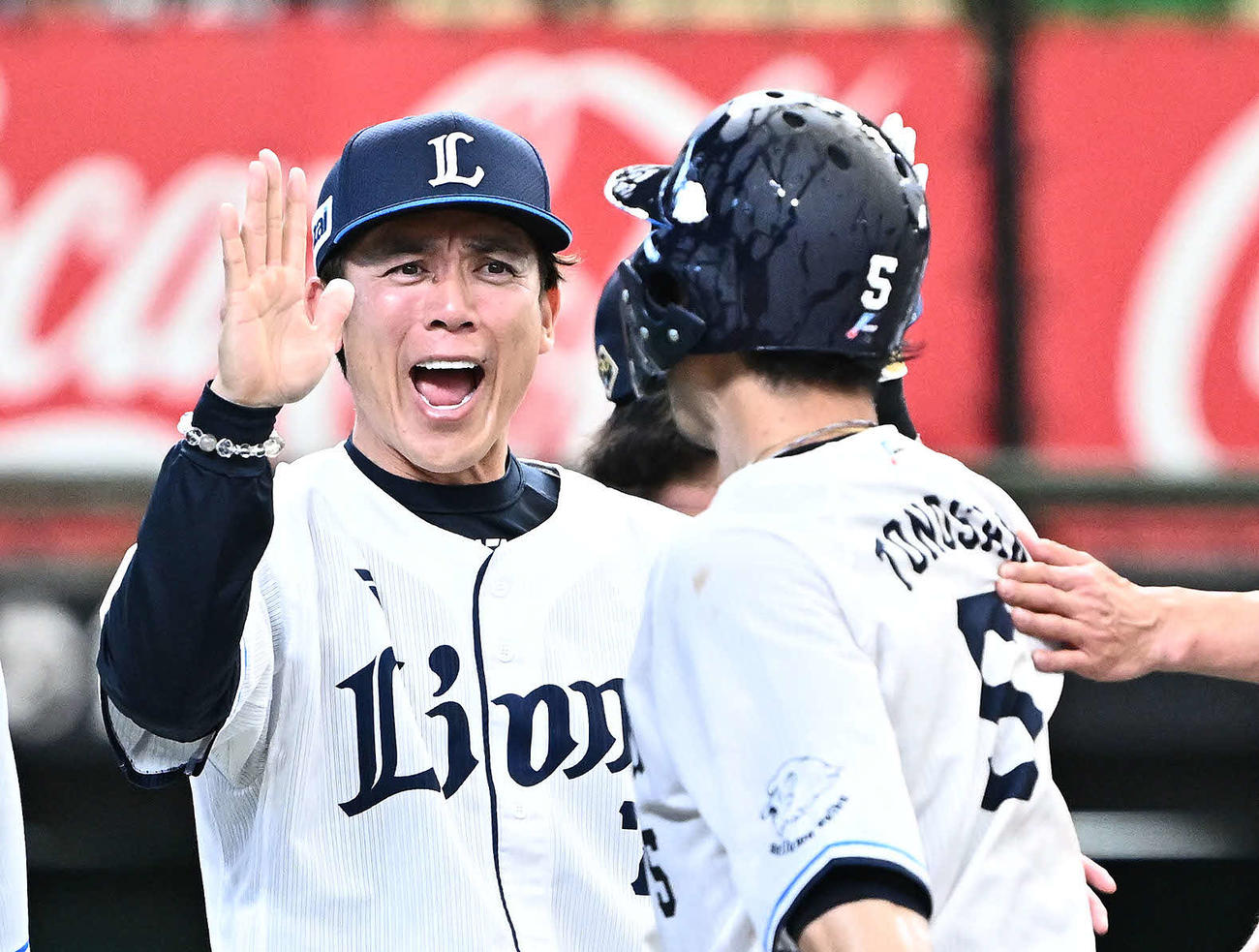 西武対ソフトバンク　試合後、サヨナラ打を放った西武外崎（右）とタッチをかわす松井監督（撮影・滝沢徹郎）