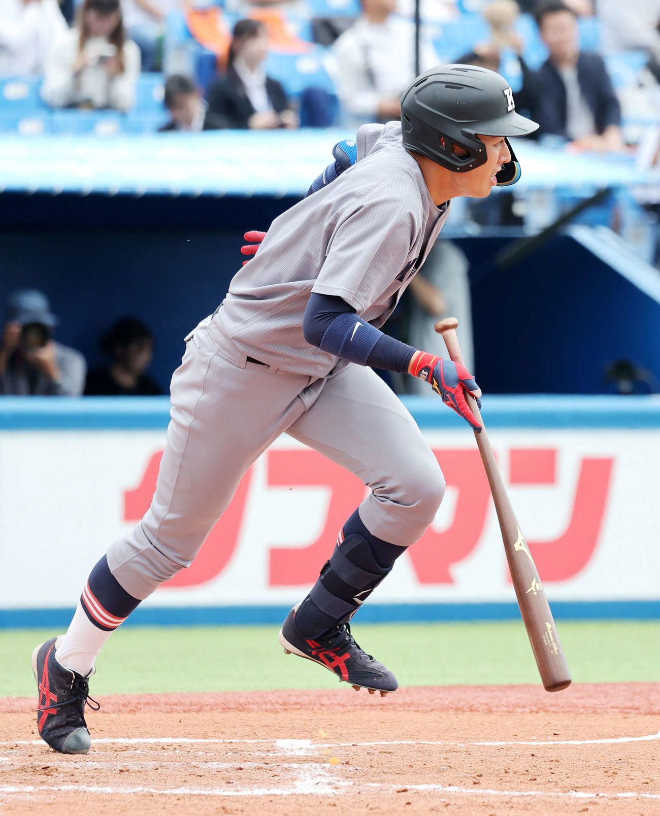 法大対慶大　4回裏慶大無死一塁、清原は遊内野安打を放つ（撮影・鈴木正人）