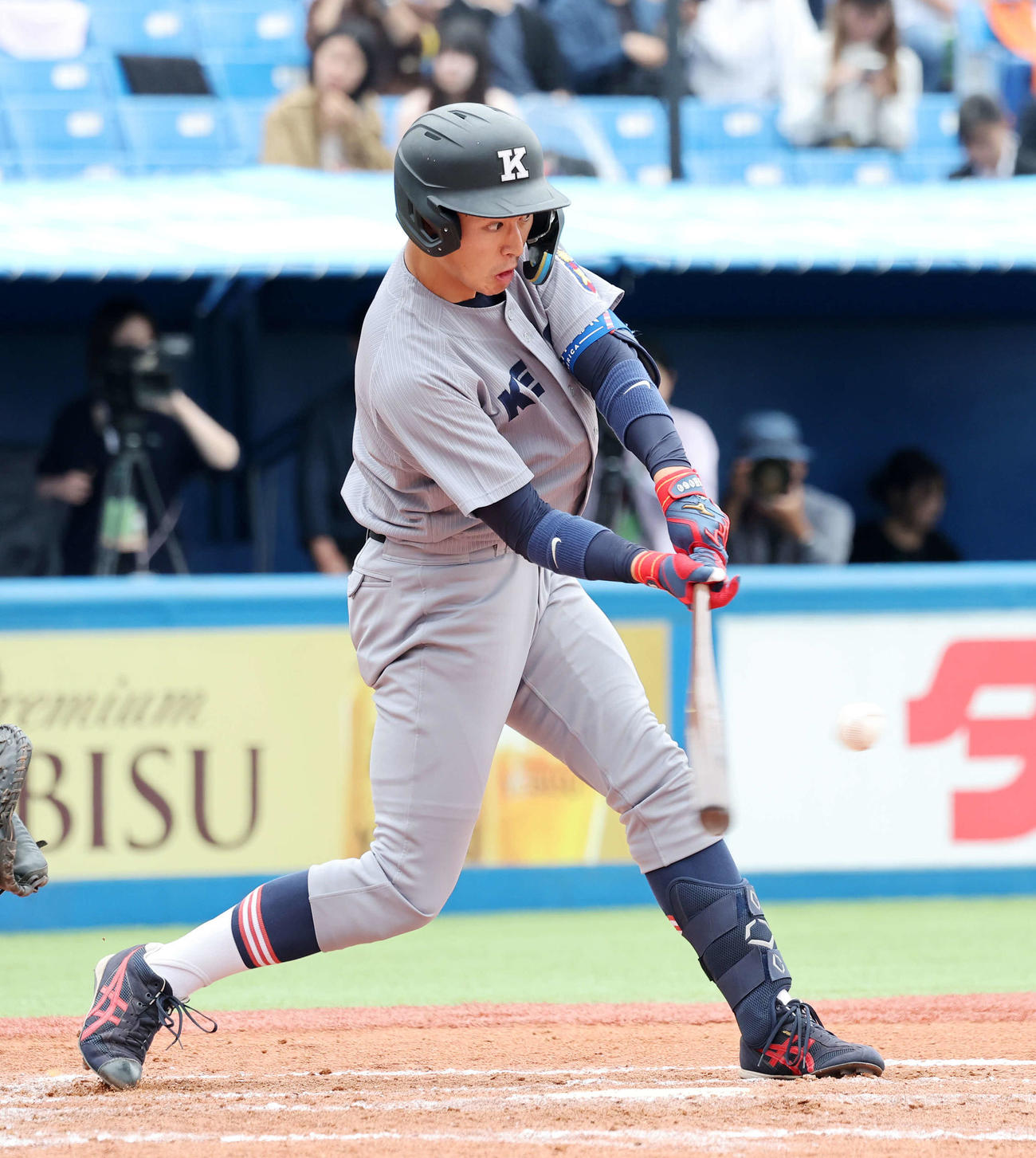 法大対慶大　4回裏慶大無死一塁、清原は遊内野安打を放つ（撮影・鈴木正人）
