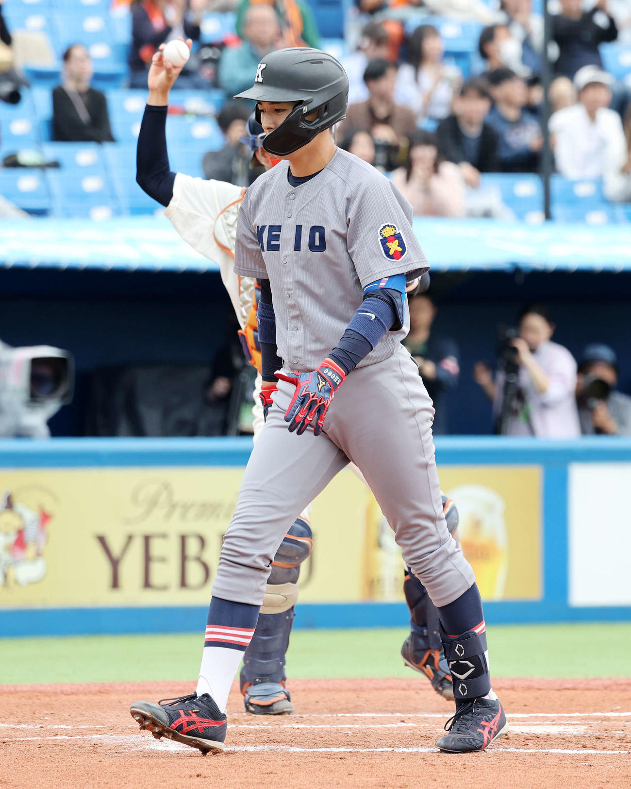 法大対慶大　1回裏慶大2死一塁、清原は空振り三振（撮影・鈴木正人）