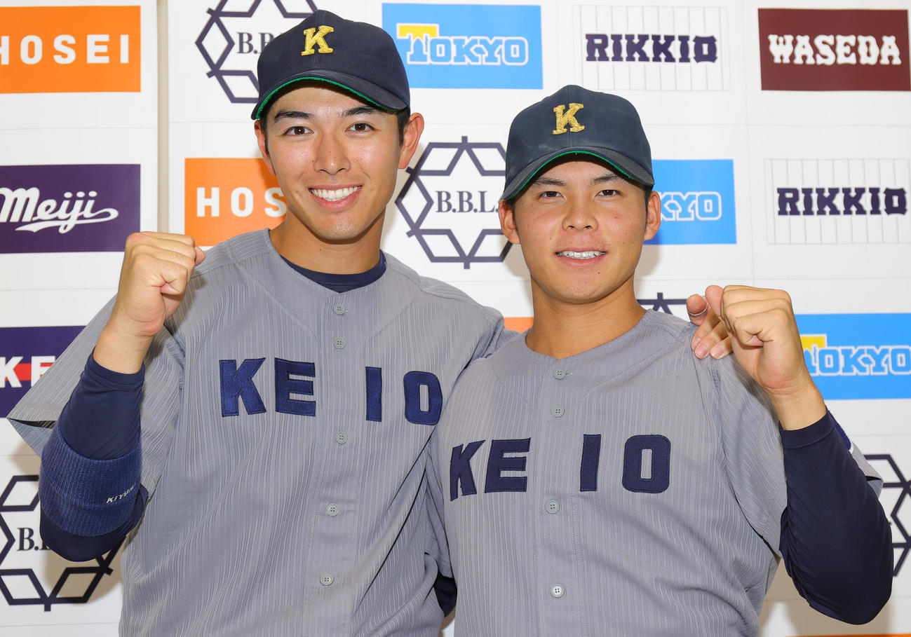 慶大対立大　先制適時打の慶大・清原（左）と完投勝利の外丸は、笑顔でガッツポーズ（撮影・野上伸悟）