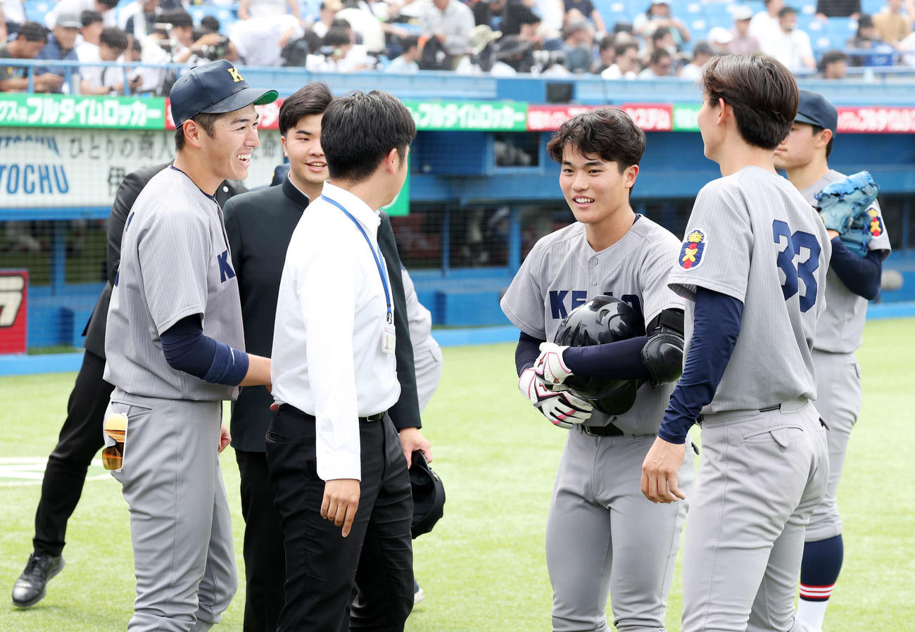 法大対慶大　サヨナラ本塁打を放ち慶大・清原（左）から笑顔で祝福される渡辺憩（左から4人目）（撮影・鈴木正人）