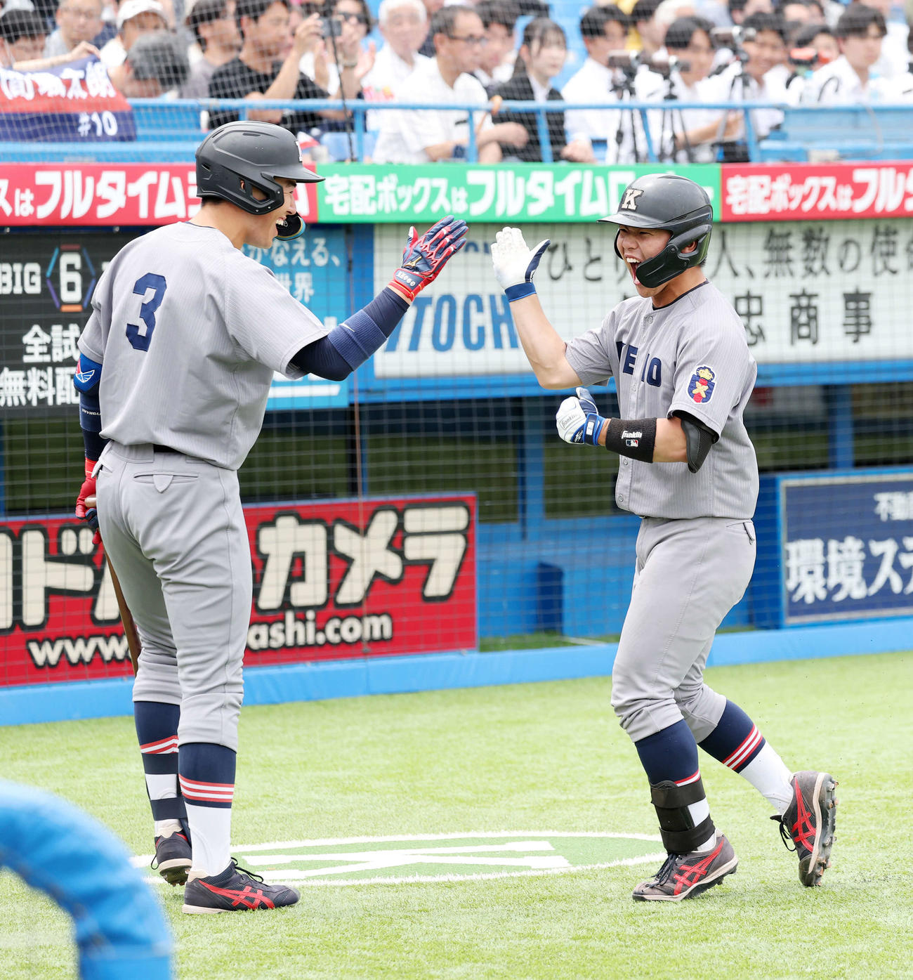 法大対慶大　5回裏慶大2死、本間（右）は左越えソロ本塁打を放ち清原と喜ぶ（撮影・鈴木正人）