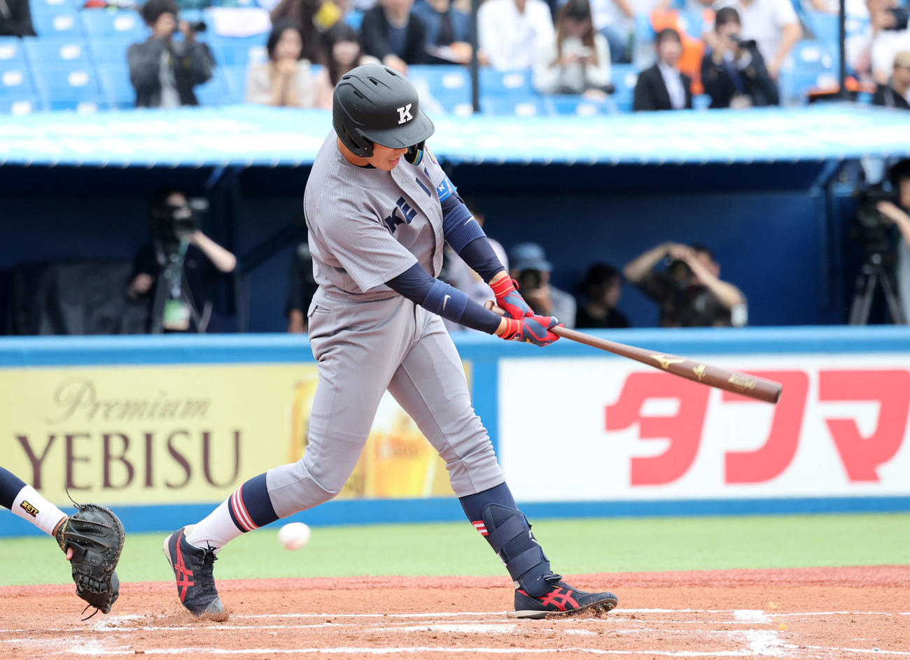 法大対慶大　1回裏慶大2死一塁、清原は空振り三振（撮影・鈴木正人）