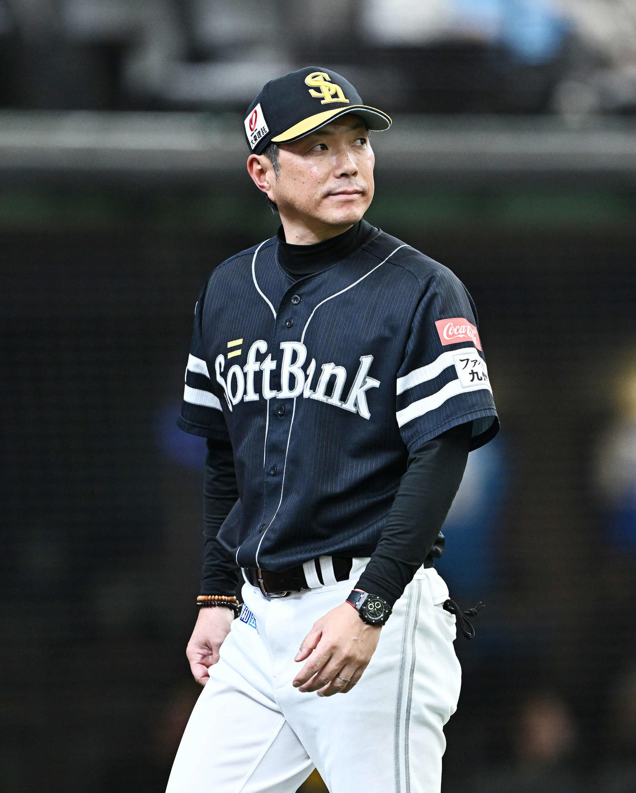 西武対ソフトバンク　交代を告げるソフトバンク小久保監督（撮影・滝沢徹郎）