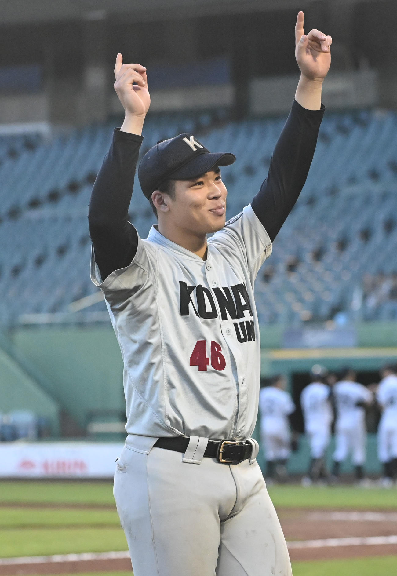 甲南大対大体大　試合後、甲南大先発の正重は、両手をあげて喜ぶ（撮影・滝沢美穂子）