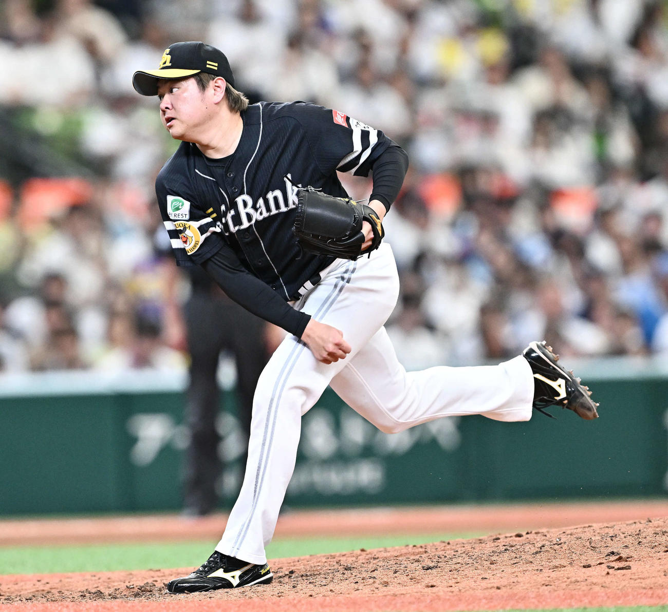 西武対ソフトバンク　10回裏、ソフトバンク4番手で登板した津森（撮影・滝沢徹郎）