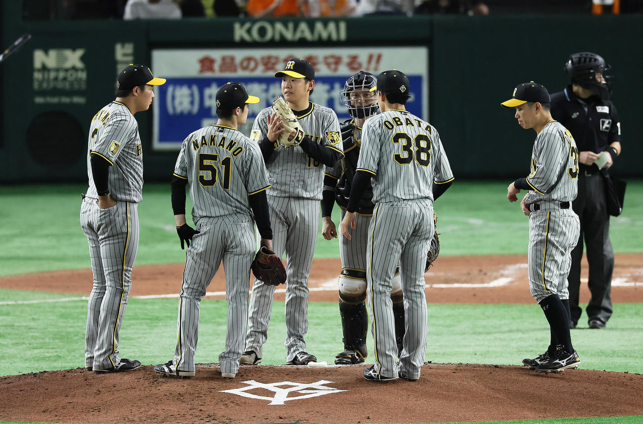巨人対阪神　7回、マウンドに集まり話す阪神西勇（左から3人目）ら（撮影・足立雅史）