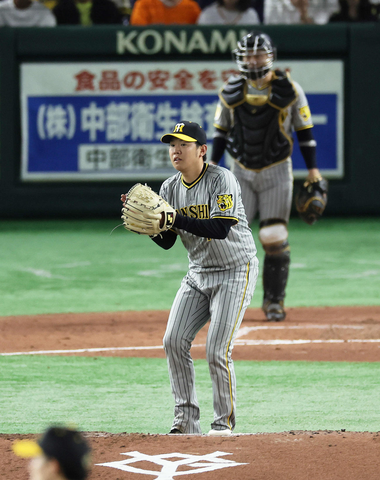 巨人対阪神　5回裏巨人2死三塁、菅野を二ゴロに仕留めグラブをたたく西勇（撮影・足立雅史）