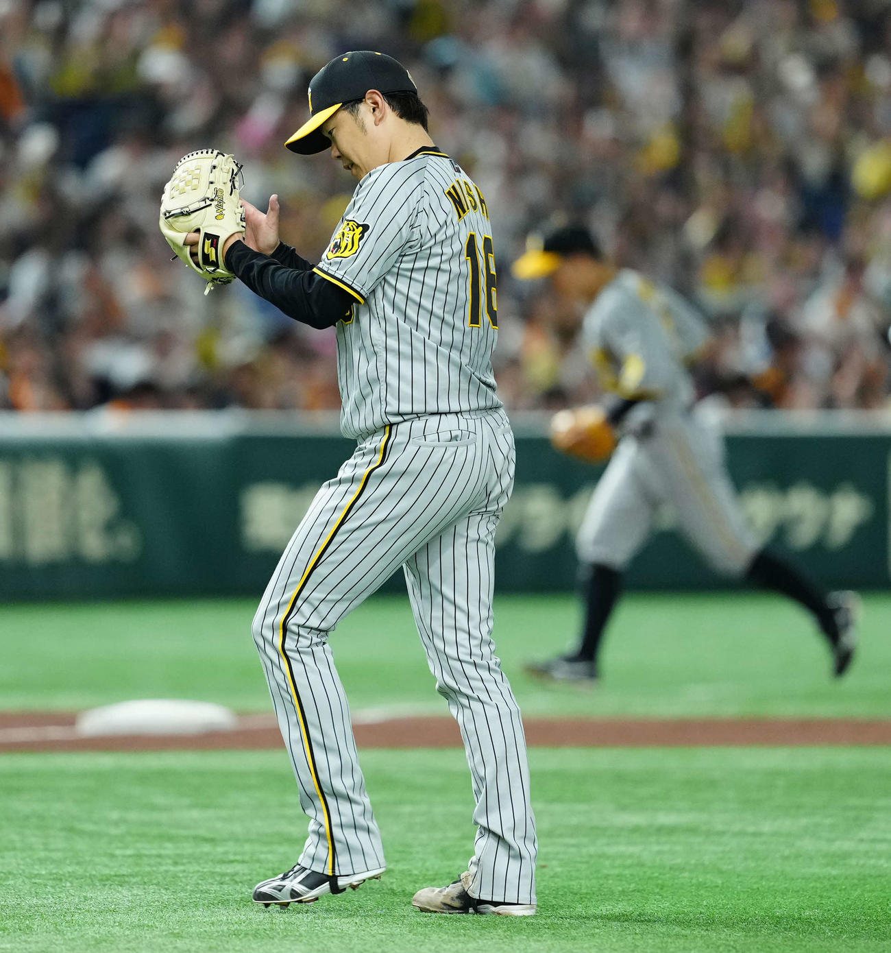 巨人対阪神　5回裏巨人2死三塁、菅野智之を二ゴロに仕留めグラブをたたく西勇（撮影・たえ見朱実）
