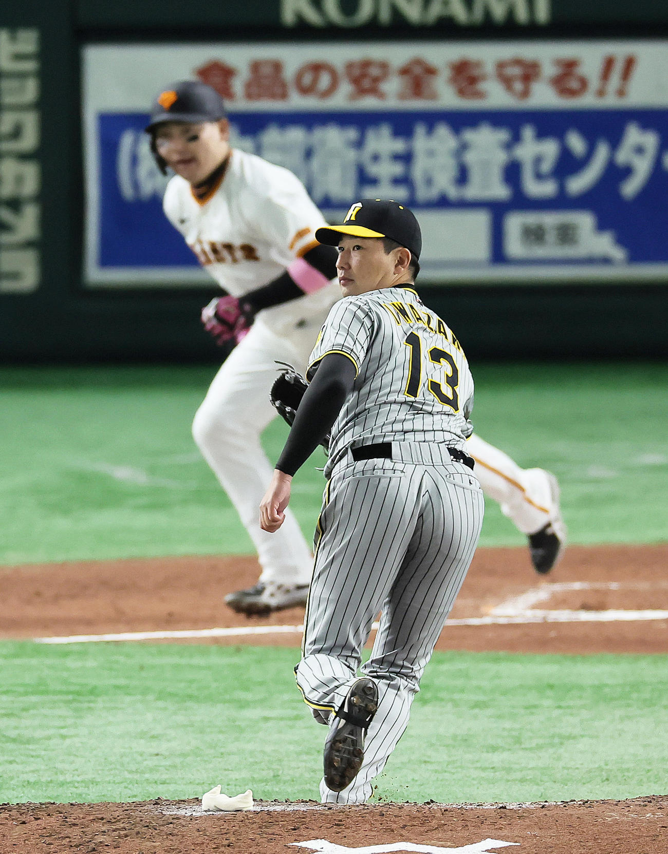 巨人対阪神　8回裏巨人1死二塁、丸（後方）に右前適時打を浴びた岩崎（撮影・足立雅史）