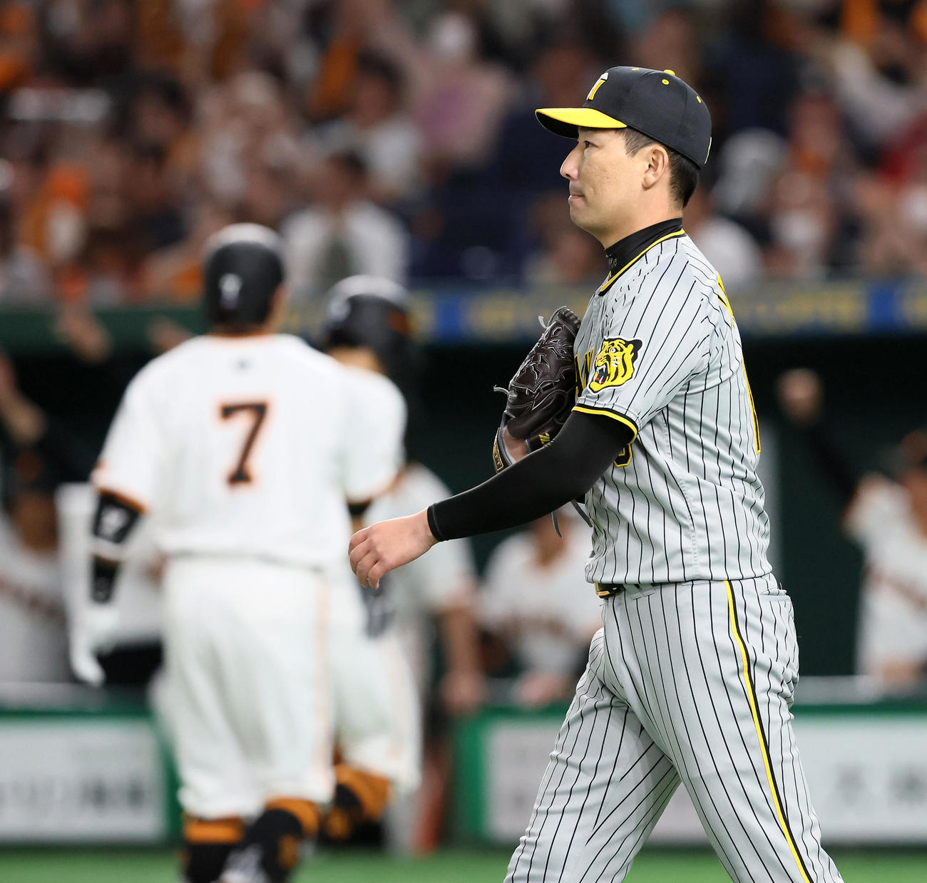 巨人対阪神　8回裏巨人1死二塁、岩崎は丸に右適時打を打たれ失点（撮影・加藤哉）