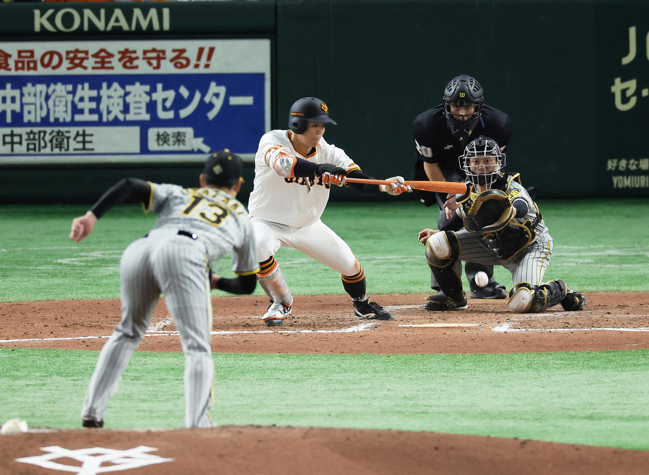 巨人対阪神　8回裏巨人1死一塁、佐々木はバントを決め、相手悪送球を誘う。投手岩崎（撮影・足立雅史）