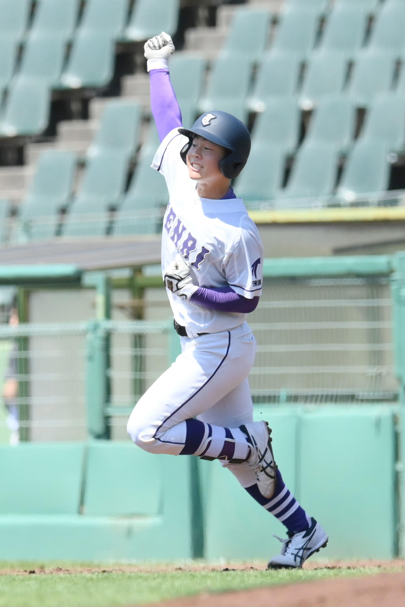 天理大対大産大　5回表天理大1死二、三塁、左適時二塁打を放った天野は、ガッツポーズ（撮影・滝沢美穂子）