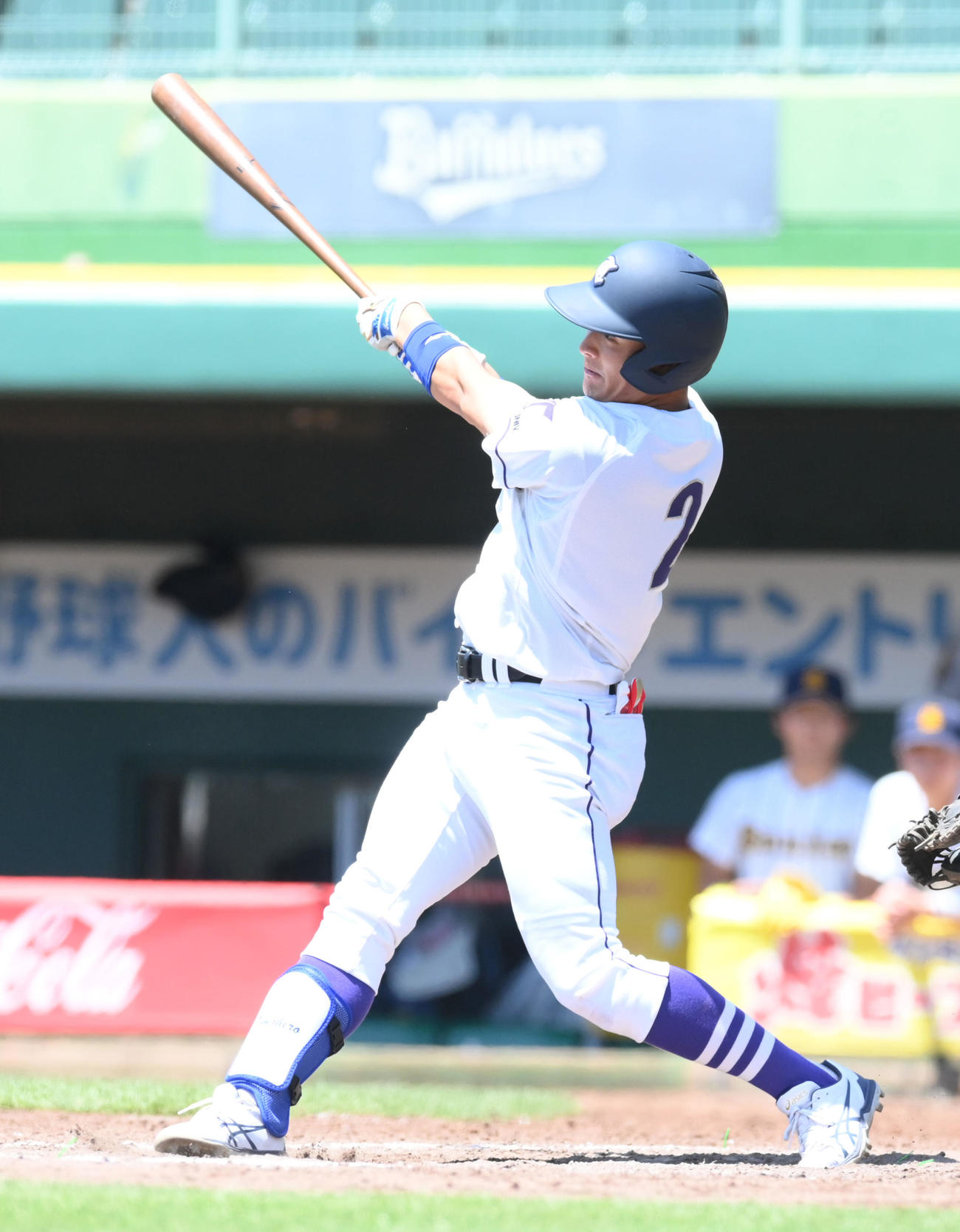 天理大対大産大　8回表天理大2死二塁、石飛が右越え2点本塁打を放つ（撮影・滝沢美穂子）