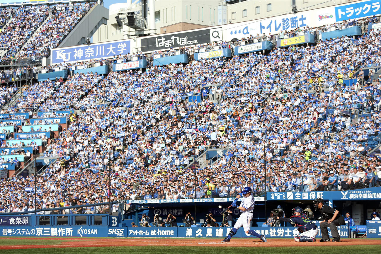 19年5月、ヤクルト戦で2点本塁打を放つ筒香