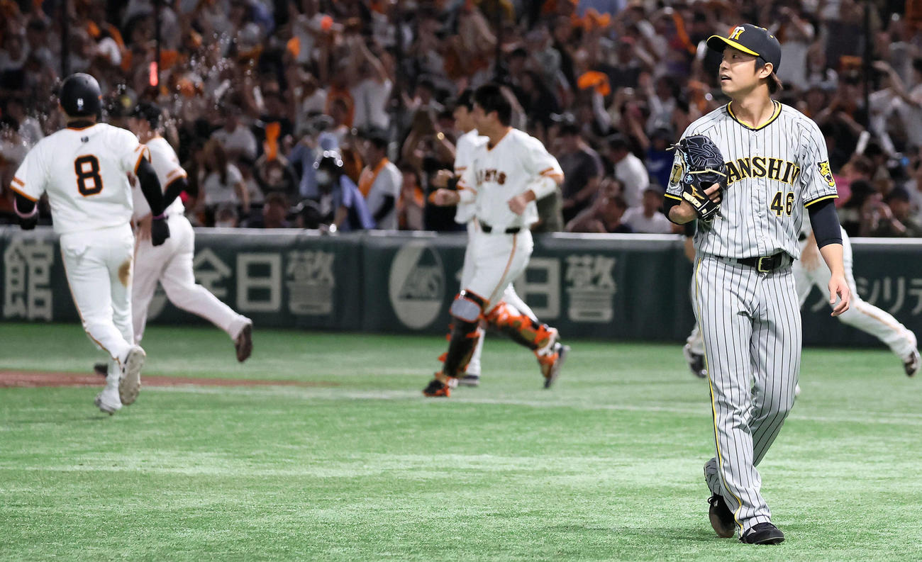 巨人対阪神　10回裏巨人1死満塁、島本は吉川にサヨナラ中適時打を打たれベンチへ引き揚げる（撮影・加藤哉）