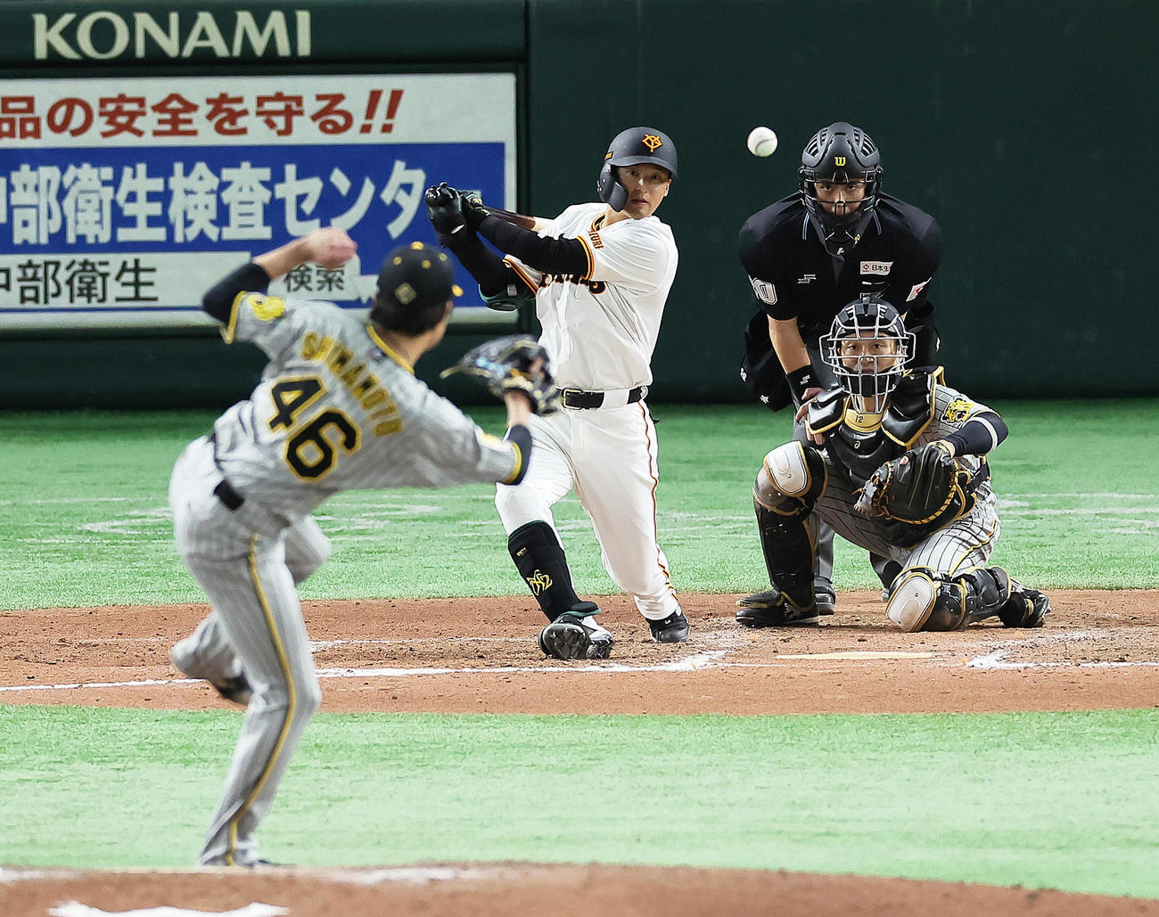 巨人対阪神　10回裏巨人1死満塁、吉川はサヨナラ打を放つ。投手島本（撮影・足立雅史）