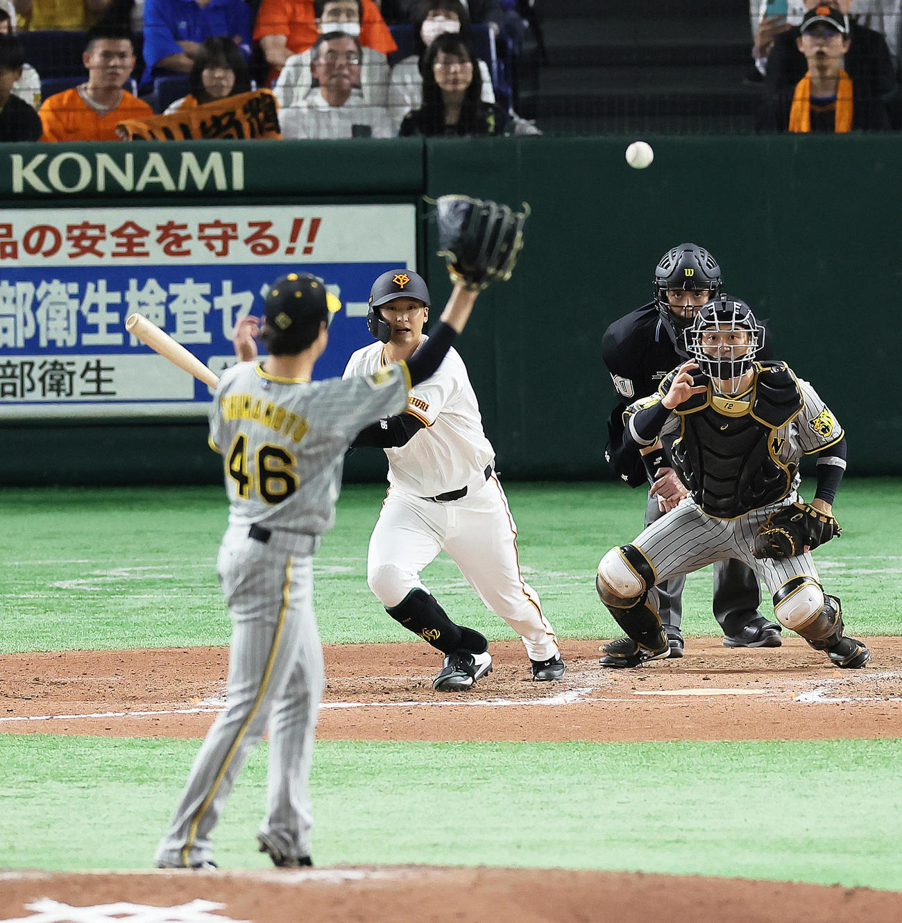 巨人対阪神　10回裏巨人1死満塁、吉川はサヨナラ打を放つ。投手島本（撮影・足立雅史）