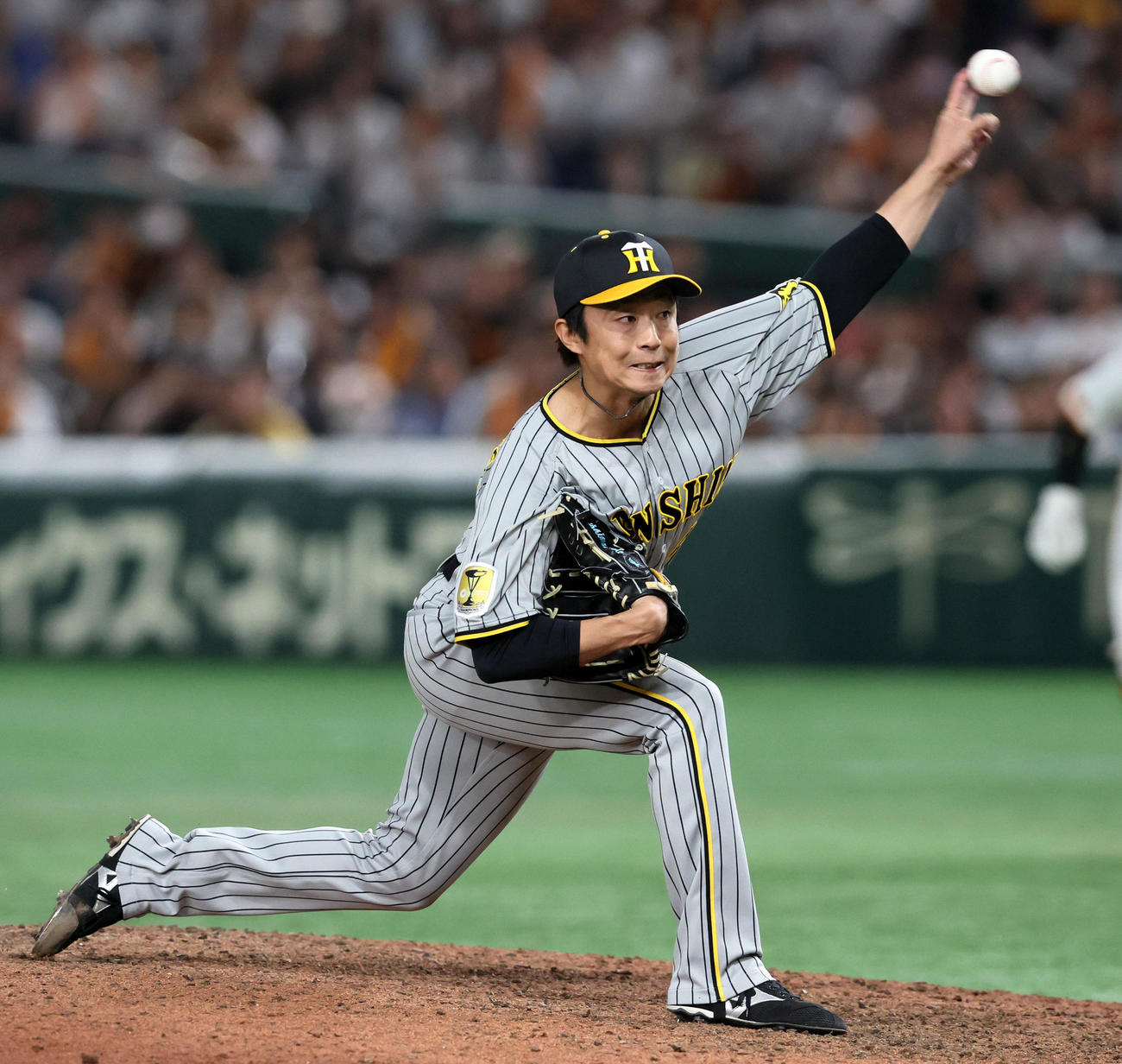 巨人対阪神　10回裏、阪神5番手で登板する島本（撮影・加藤哉）