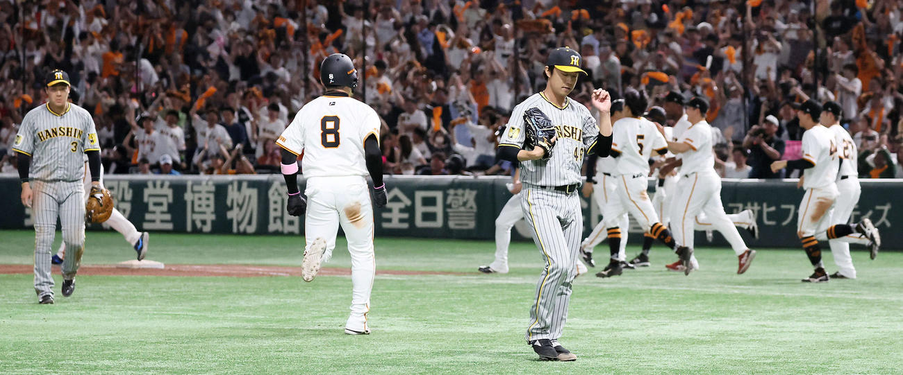 巨人対阪神　10回裏巨人1死満塁、島本は吉川にサヨナラ中適時打を打たれベンチへ引き揚げる（撮影・加藤哉）