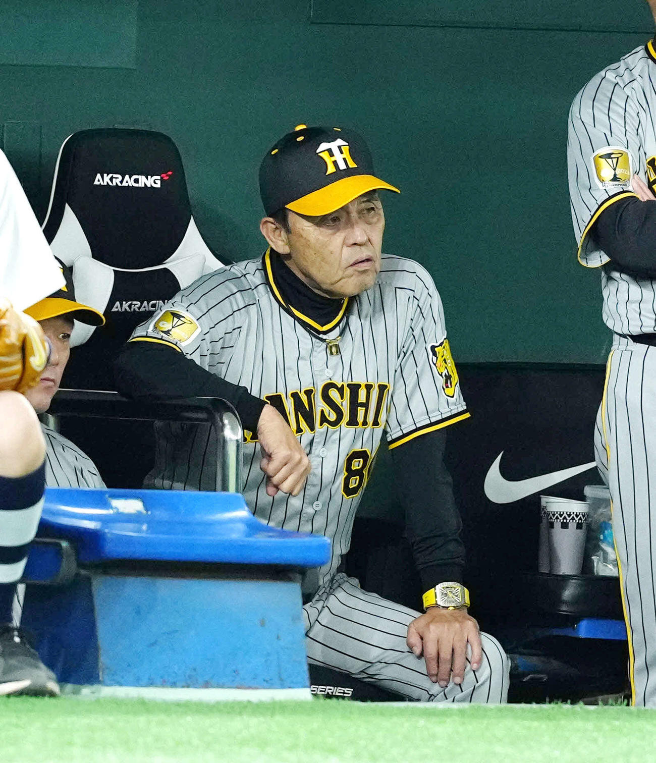 巨人対阪神　8回裏、捕手の坂本のプレーに厳しい表情を見せる阪神岡田監督（撮影・たえ見朱実）