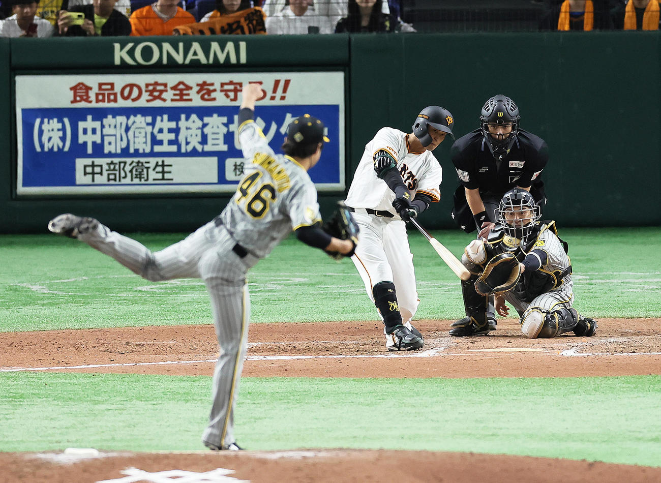 巨人対阪神　10回裏巨人1死満塁、吉川はサヨナラ打を放つ。投手島本（撮影・足立雅史）