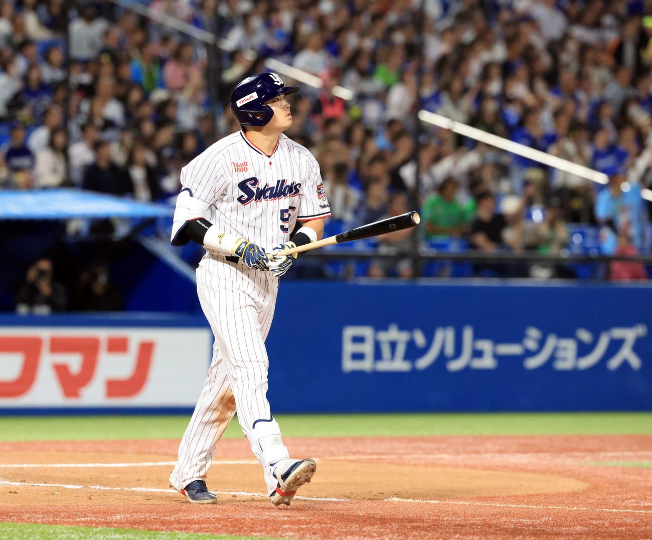 ヤクルト対中日　6回裏ヤクルト2死二塁、村上は右中間2点本塁打を放ち打球を見つめて歩き出す（撮影・浅見桂子）
