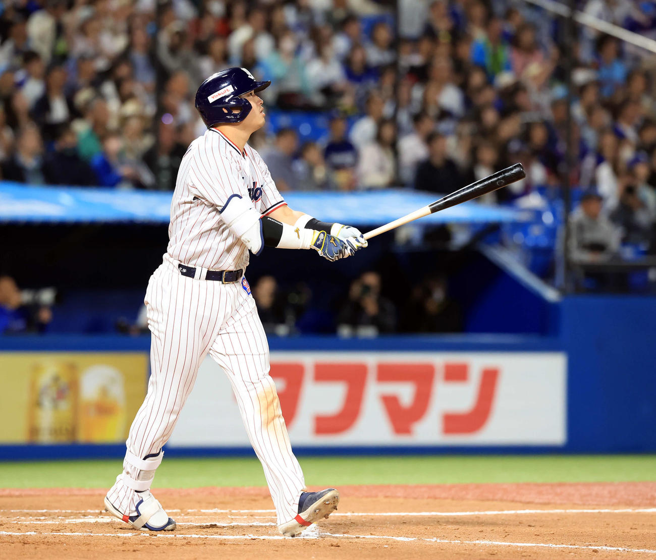 ヤクルト対中日　6回裏ヤクルト2死二塁、村上は右中間2点本塁打を放つ（撮影・浅見桂子）