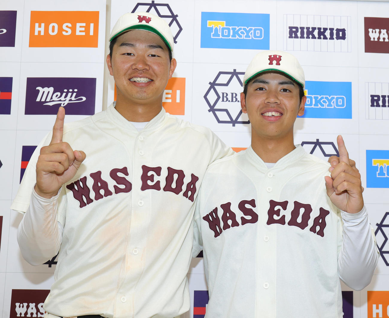 早大対東大　初勝利を挙げた早大・宮城（右）は、印出主将とともに1ポーズ（撮影・野上伸悟）