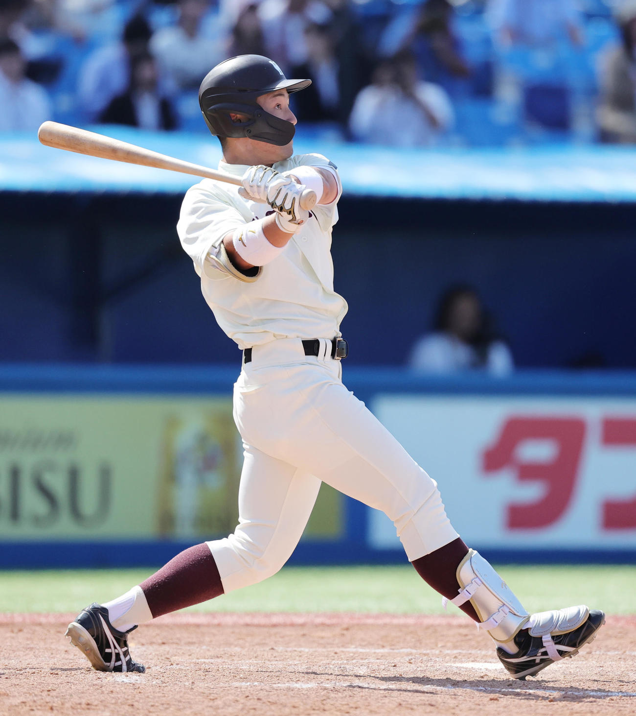 早大対東大　5回表早大2死一塁、右越え2点本塁打を放つ吉納（撮影・野上伸悟）
