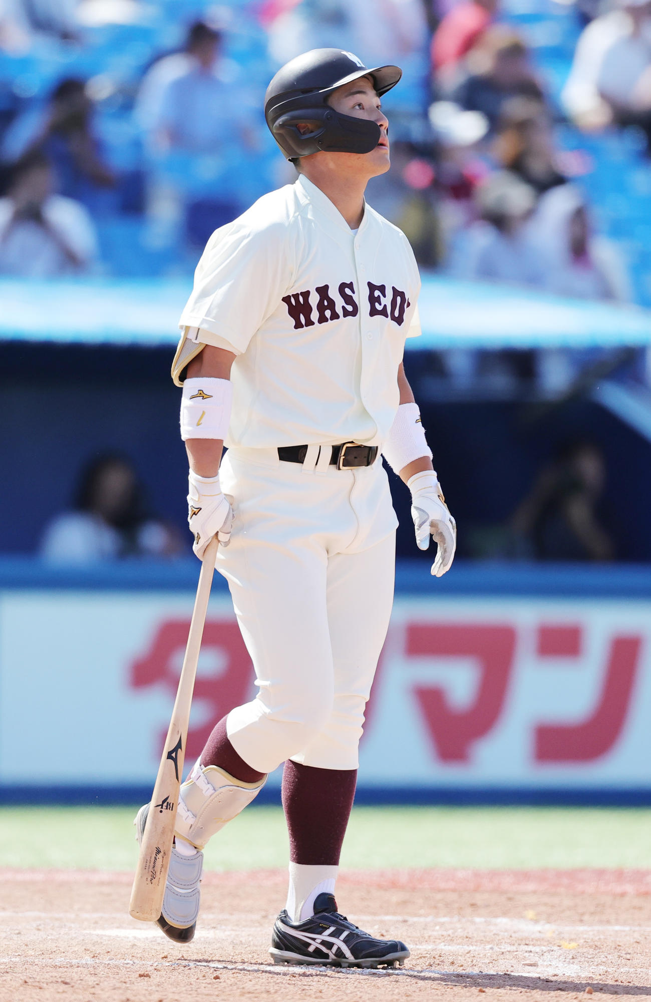 早大対東大　5回表早大2死一塁、右越え2点本塁打を放つ吉納（撮影・野上伸悟）